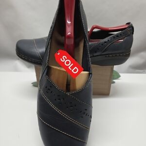 SOLD.....Clarks Navy and Red Women's Flats
